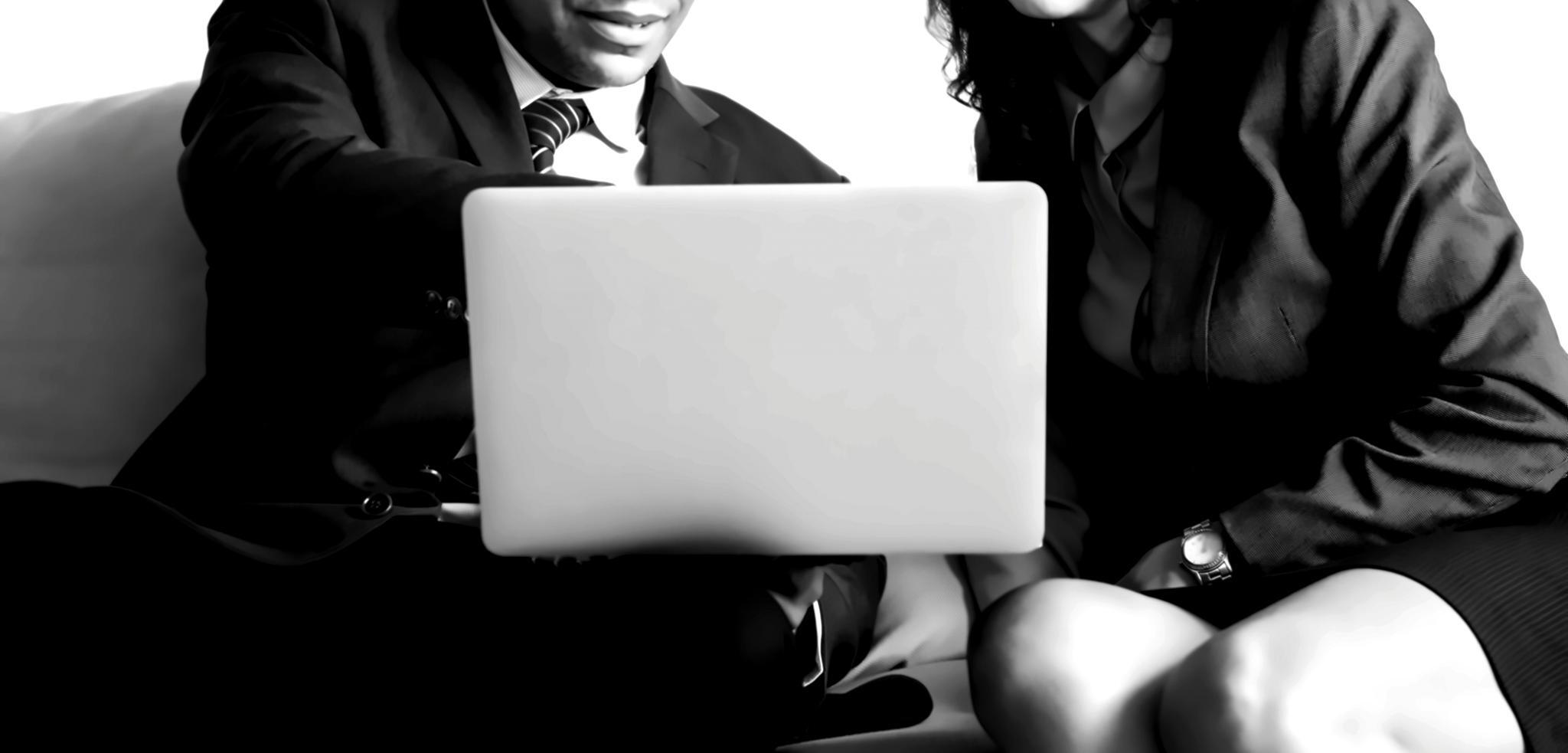 Profissional analisando dados financeiros em ambiente de trabalho moderno
